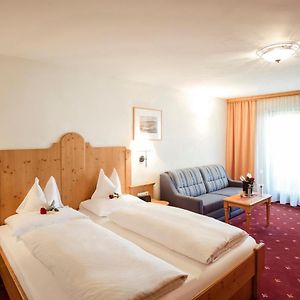 Großes Zimmer mit Kingsize-Bett